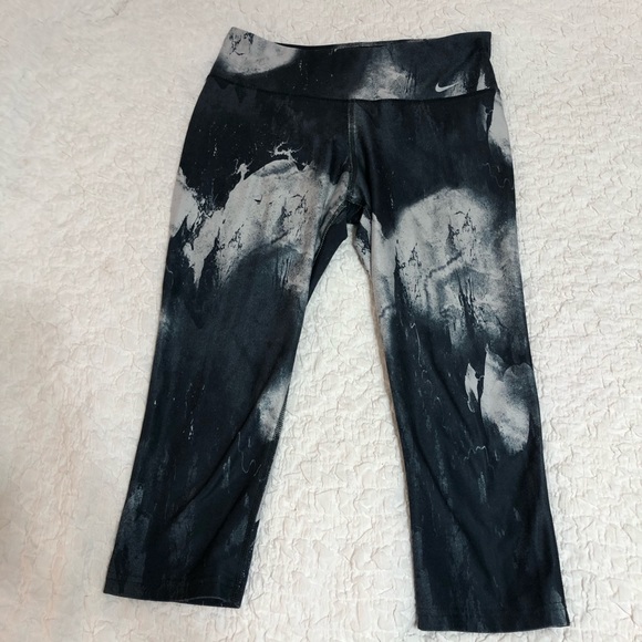 Nike Women’s Legend Dri-fit Capri Pants - Picture 2 of 13